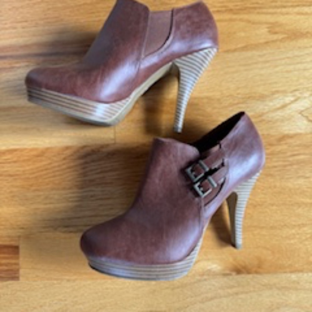 Fioni , brown heel boot ,size 7 , excellent condition. Never worn